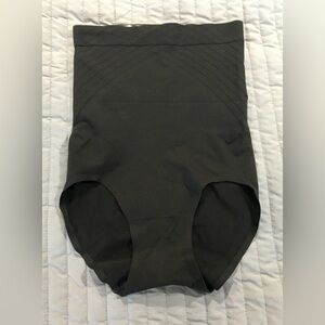 Maidenform- Shape-wear. Tummy control and bottom lift. Black. Size M